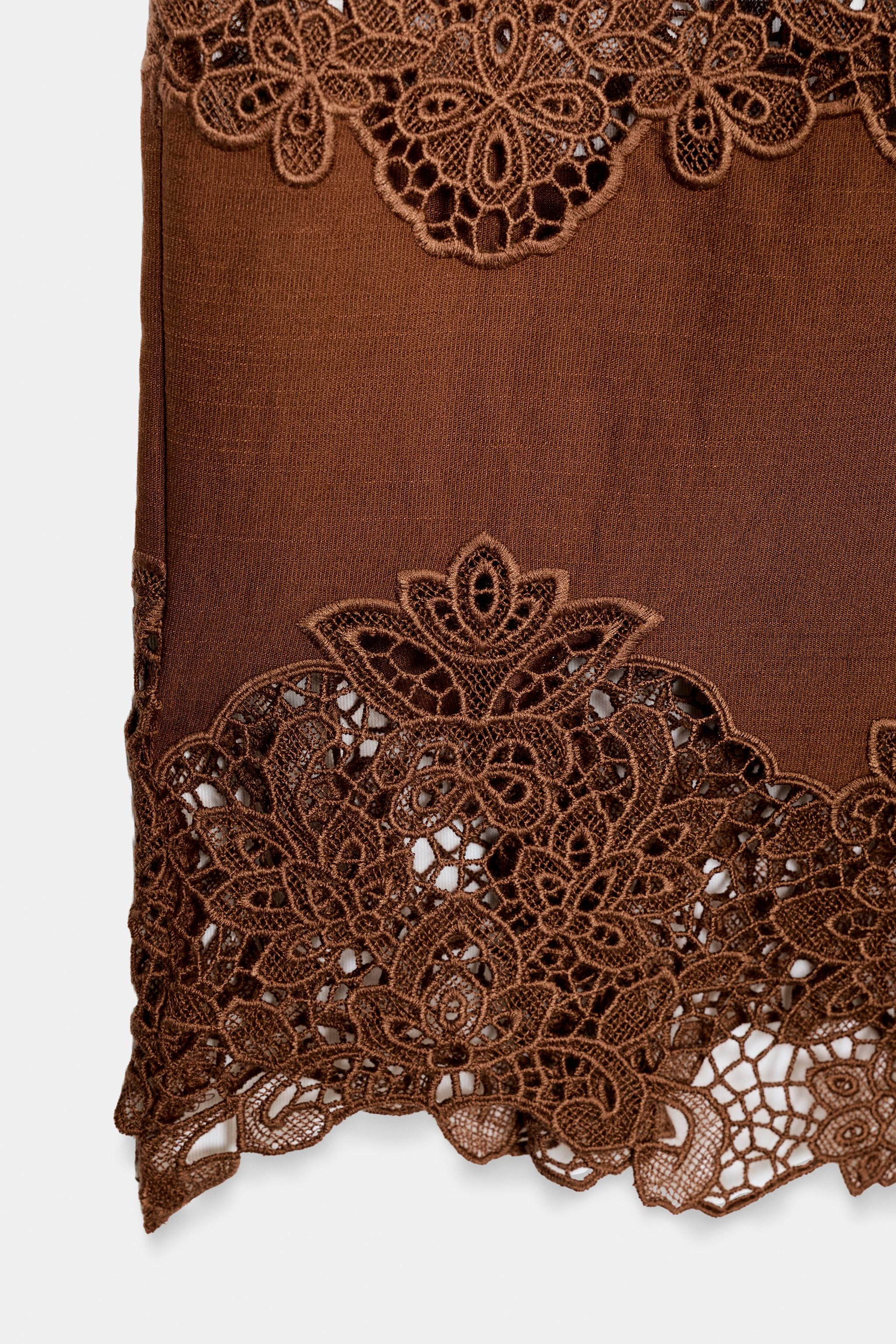PANTALON À BRODERIES PERFORÉES